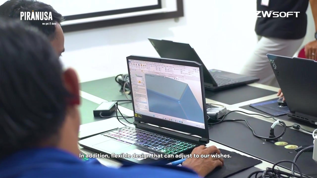 Layar laptop menampilkan antarmuka software CAD 3D saat mendesain model sheet metal dalam sesi pelatihan.