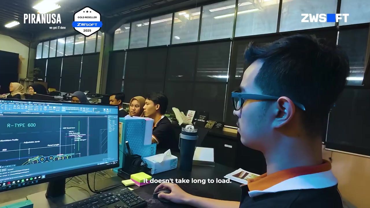 Drafter menggunakan software CAD ZWCAD untuk menggambar teknik R TYPE 600 di kantor
