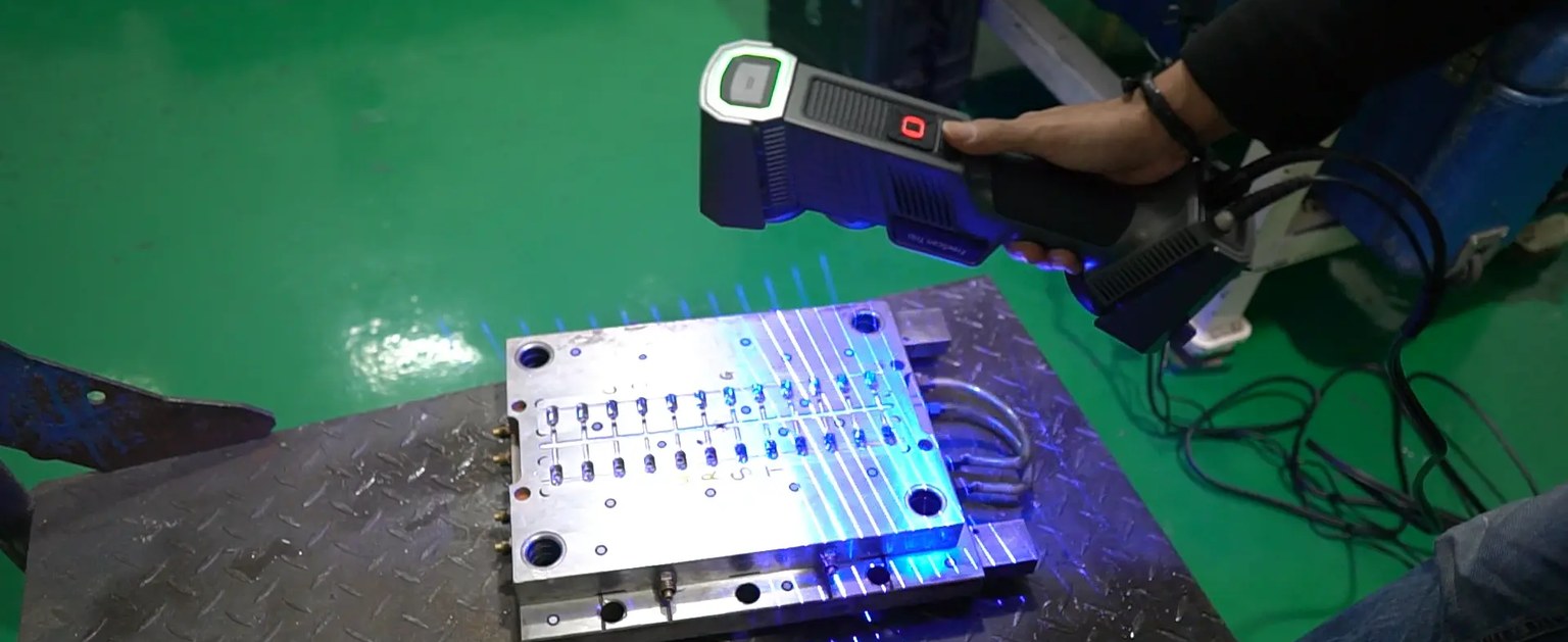 Handheld 3D laser scanner memindai cetakan